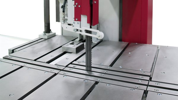 Behringer vertical bandsaw LPS60-4 band guide close to the cutting edge