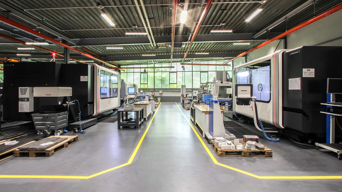 Die Fertigung der Behringer GmbH in Kirchardt. Mehrere Moderne CNC-Fräszentren stehen nebeneinander in der Fertigung