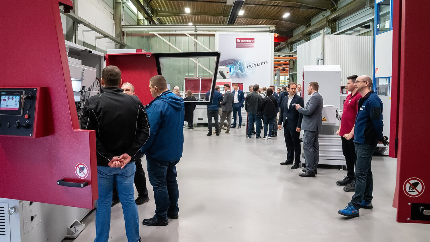 Vorführung von Sägemaschinen während der BEHRINGER Hausmesse 2023.