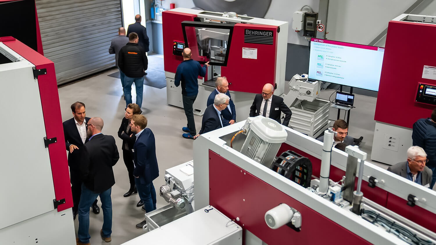 Vorführung von Sägemaschinen während der BEHRINGER Hausmesse 2023.