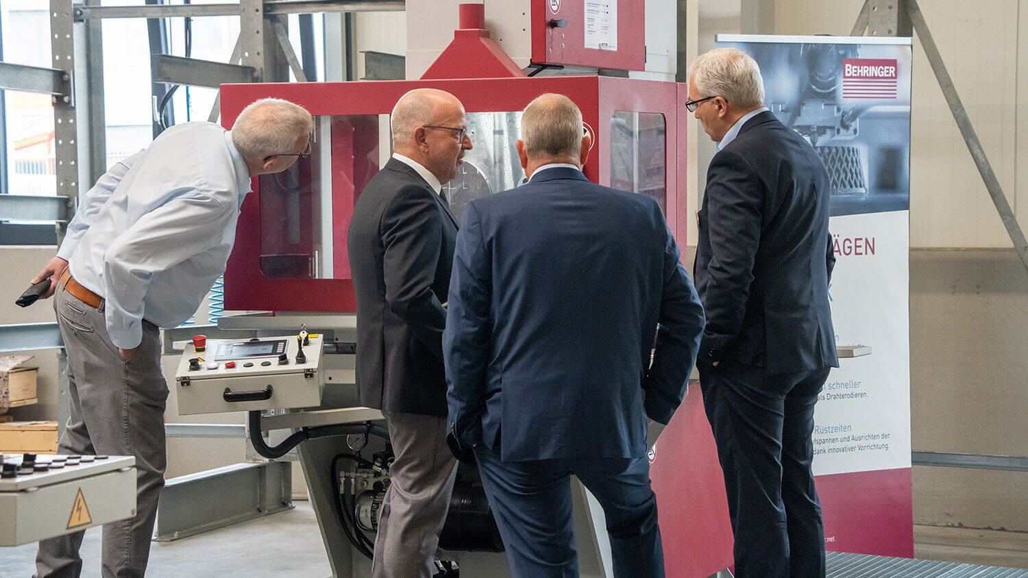 Sägeexperten im Gespräch mit Kunden.